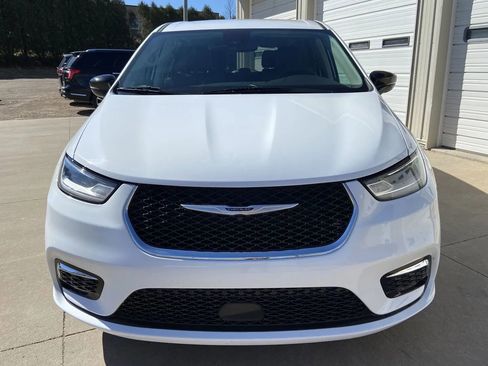 Used 2024 Chrysler Pacifica Touring-L image 3