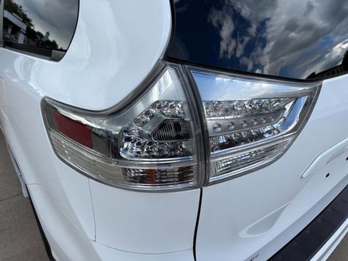 Used 2017 Toyota Sienna SE Premium image 18
