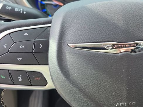 Used 2022 Chrysler Pacifica Touring-L FWD image 16