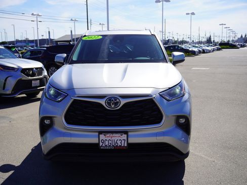Used 2022 Toyota Highlander XLE image 4