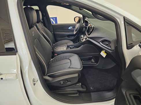 New 2026 Chrysler Pacifica Limited w/ S Appearance Package image 25