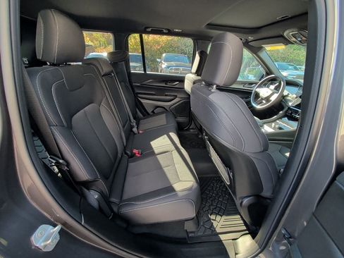 Used 2025 Jeep Grand Cherokee Laredo X w/ Luxury Tech Group I image 16