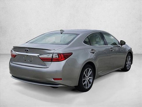 Used 2017 Lexus ES 300h w/ Luxury Package image 5