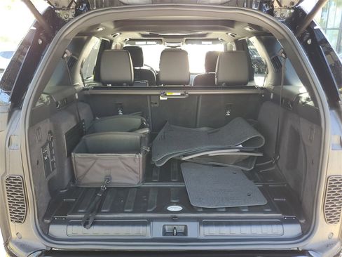 Used 2023 Land Rover Discovery S R-Dynamic image 8