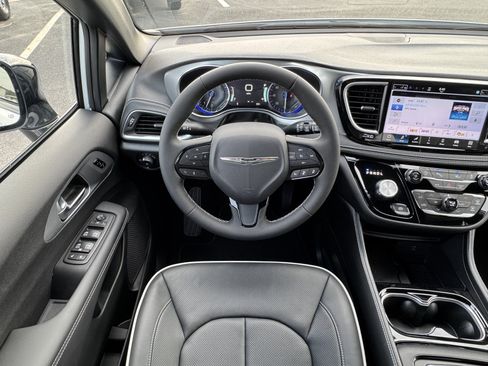 New 2026 Chrysler Pacifica Select image 14