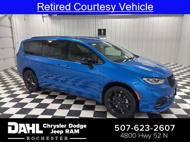New 2026 Chrysler Pacifica Select w/ S Appearance Package AWD/4WD image 1