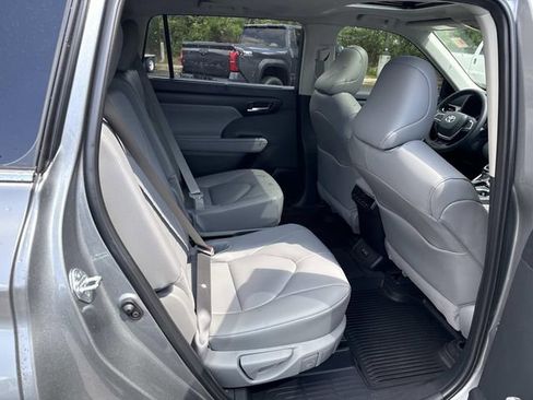 Used 2026 Toyota Highlander XLE AWD/4WD image 11