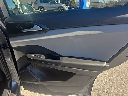 Used 2023 Volkswagen Taos SE w/ Panoramic Sunroof Package image 34