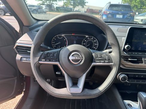 Used 2025 Nissan Altima 2.5 SV FWD image 17