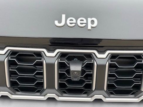 New 2026 Jeep Grand Cherokee Limited w/ Luxury Tech Group II AWD/4WD image 40