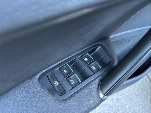 Used 2017 Volkswagen Golf R 4-Door image 24