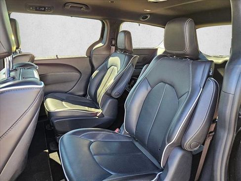 Used 2021 Chrysler Pacifica Limited w/ Uconnect Theater Family Group image 21