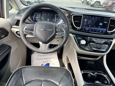Used 2023 Chrysler Pacifica Limited image 14