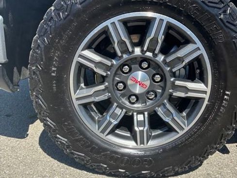 Used 2024 GMC Sierra 1500 AT4 w/ Technology Package AWD/4WD image 12