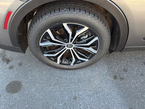 Certified 2025 Toyota Crown XLE image 37