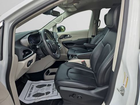 Used 2024 Chrysler Pacifica Touring-L FWD image 9