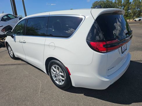 Used 2023 Chrysler Pacifica Touring-L FWD image 3