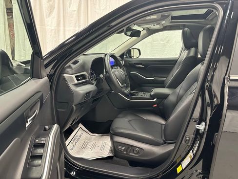 Used 2025 Toyota Highlander XLE image 10