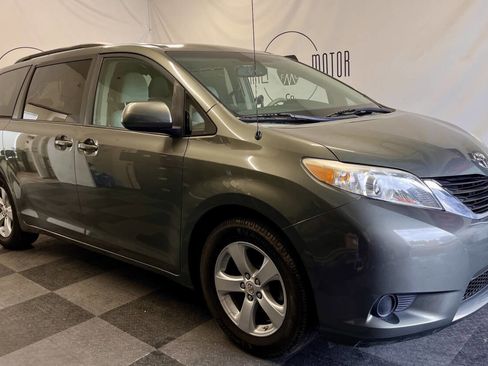 Used 2012 Toyota Sienna LE image 1