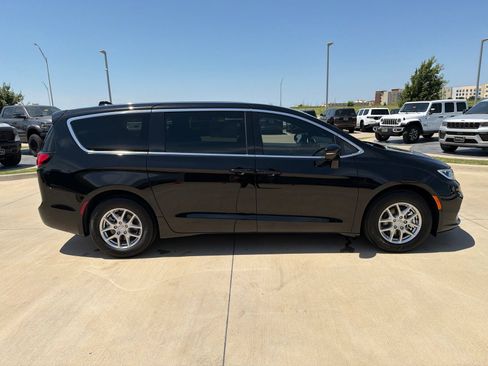 New 2026 Chrysler Pacifica Select FWD image 6