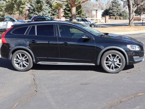 Used 2016 Volvo V60 T5 Cross Country Platinum image 3