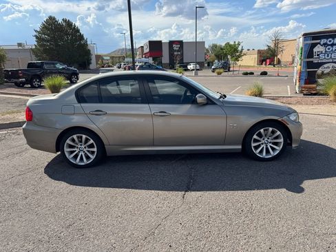 Used 2011 BMW 328i xDrive Sedan AWD/4WD image 2