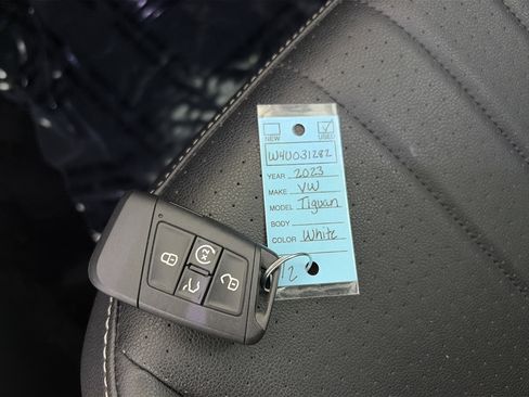 Used 2023 Volkswagen Tiguan SE R-Line FWD image 31