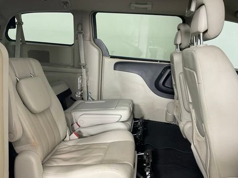 Used 2016 Chrysler Town & Country Touring FWD image 18