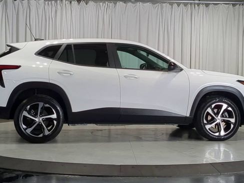 Used 2024 Chevrolet Trax RS w/ Driver Confidence Package FWD image 9
