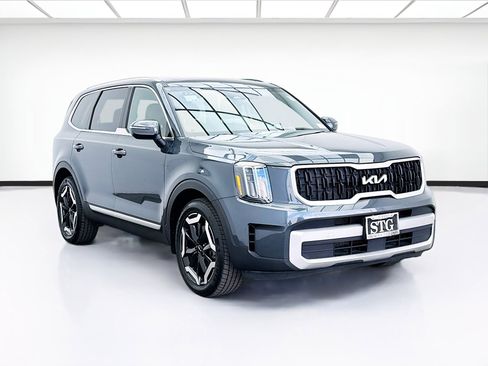 Used 2024 Kia Telluride EX w/ EX Captain's Chair Package image 3