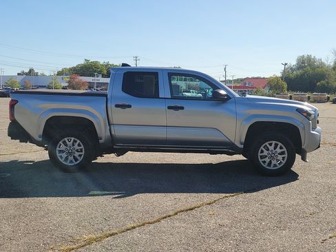 Used 2025 Toyota Tacoma SR RWD image 4