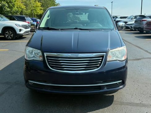 Used 2012 Chrysler Town & Country Touring-L w/ Driver Convenience Group FWD image 2