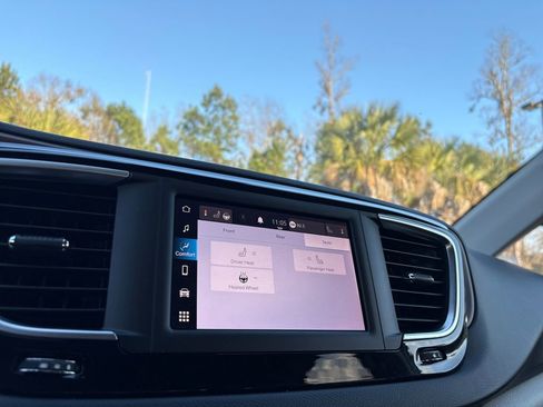 Used 2023 Chrysler Voyager LX image 6