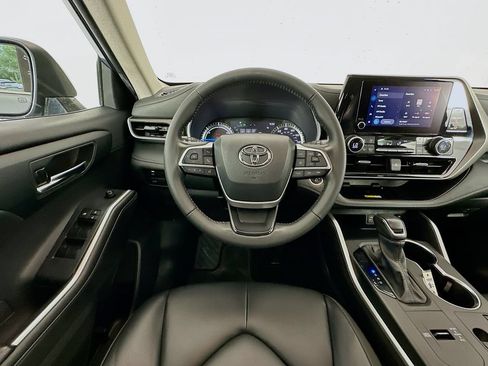 Used 2024 Toyota Highlander XLE FWD image 23