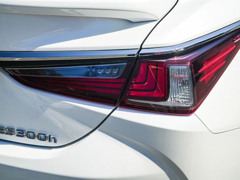 Used 2022 Lexus ES 300h w/ Premium Package FWD image 7