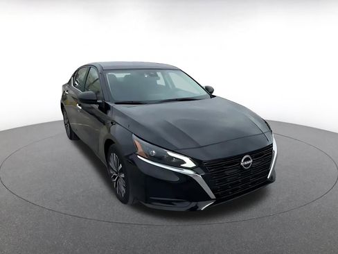 Used 2025 Nissan Altima 2.5 SV image 3