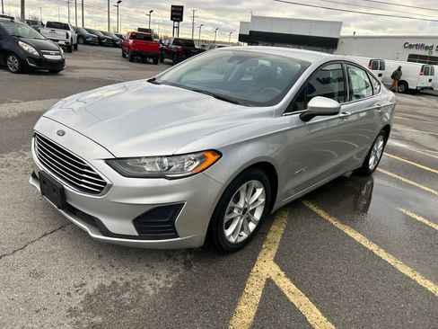 Used 2019 Ford Fusion SE image 3