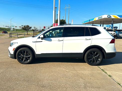 Used 2024 Volkswagen Tiguan SE w/ Panoramic Sunroof Package image 5