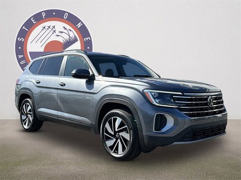 Used 2025 Volkswagen Atlas SE image 2