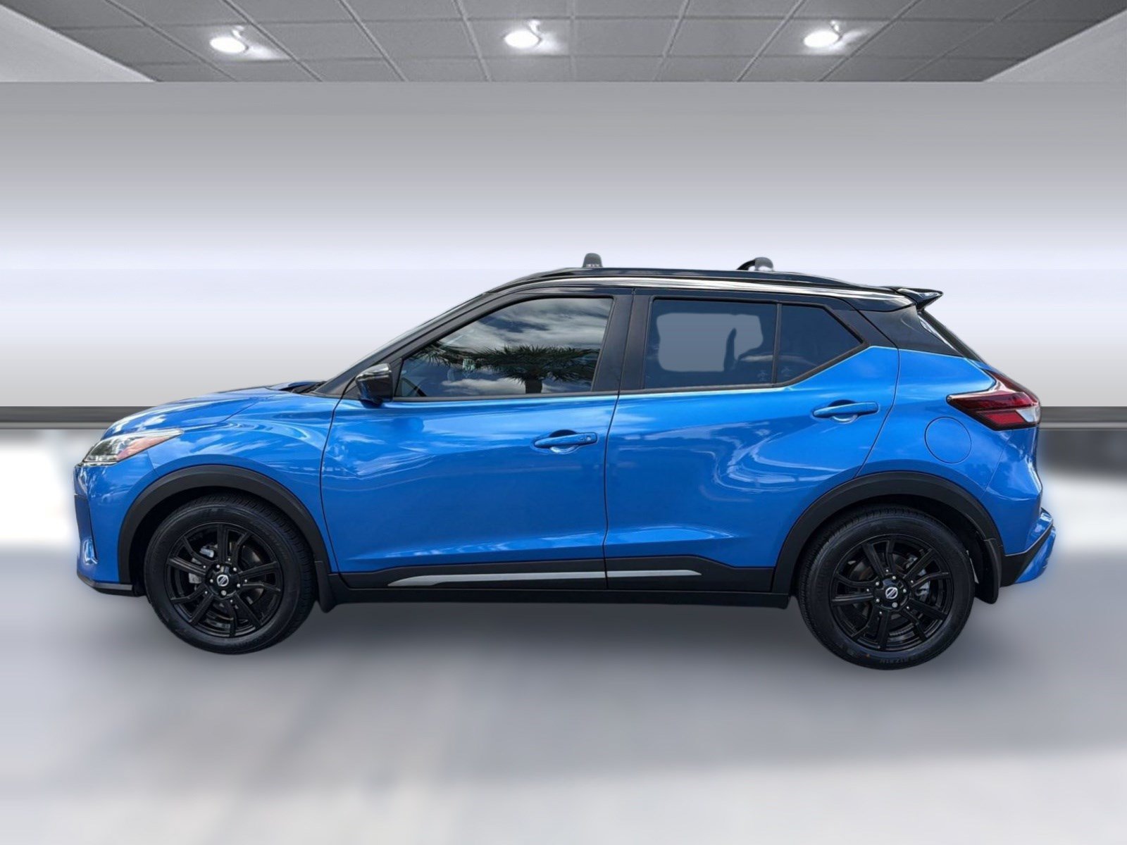 Used 2021 Nissan Kicks SR w/ SR Premium Package FWD image 2