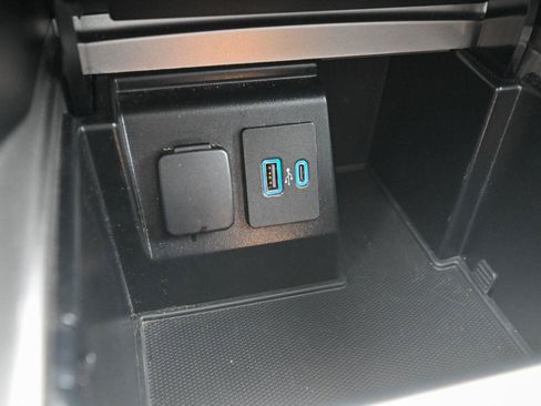 Used 2020 Ford Explorer XLT w/ Equipment Group 202A AWD/4WD image 37
