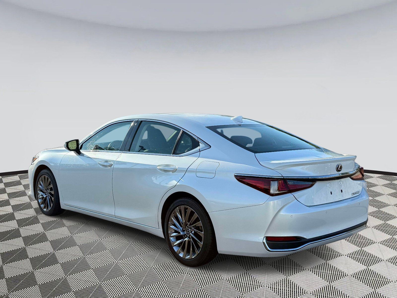 Used 2024 Lexus ES 300h Ultra Luxury w/ Accessory Package (Z2) FWD image 4