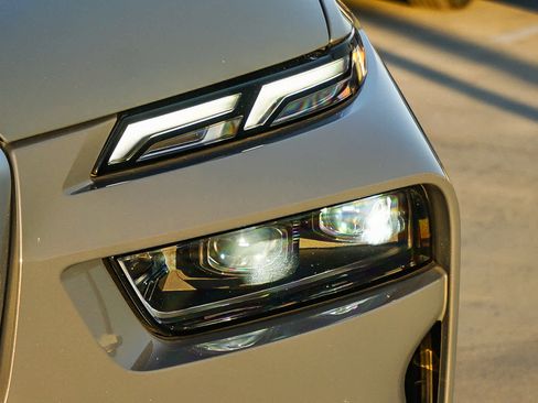 Used 2024 BMW X7 xDrive40i w/ Premium Package image 7