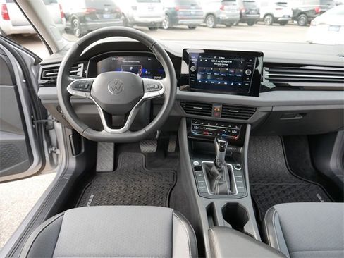 Certified 2025 Volkswagen Jetta SE image 21