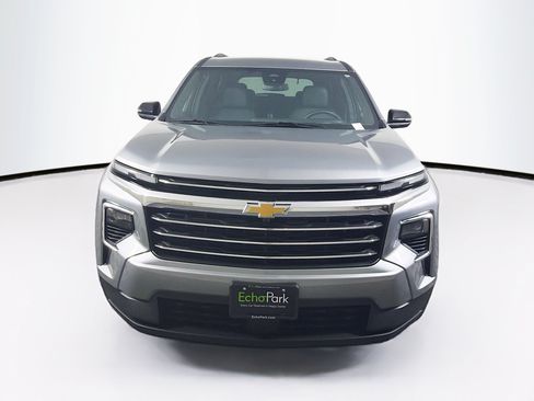 Used 2025 Chevrolet Traverse LT FWD image 2