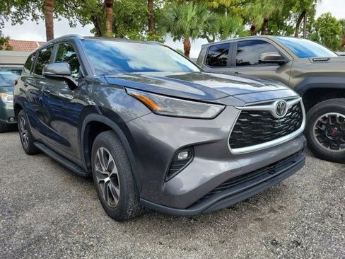 Used 2023 Toyota Highlander XLE image 11