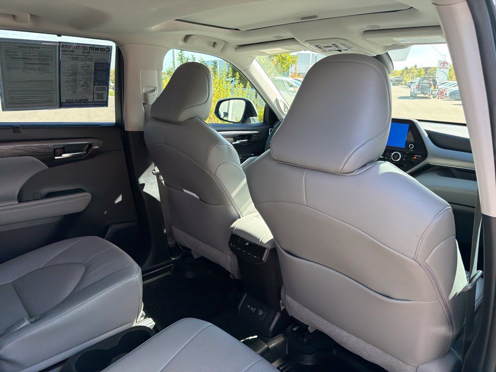 Used 2023 Toyota Highlander Limited AWD/4WD image 17