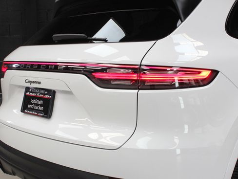 Used 2022 Porsche Cayenne Platinum Edition image 14