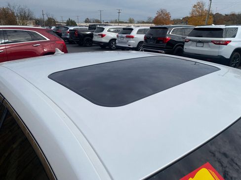 Used 2017 Toyota Avalon Limited image 4