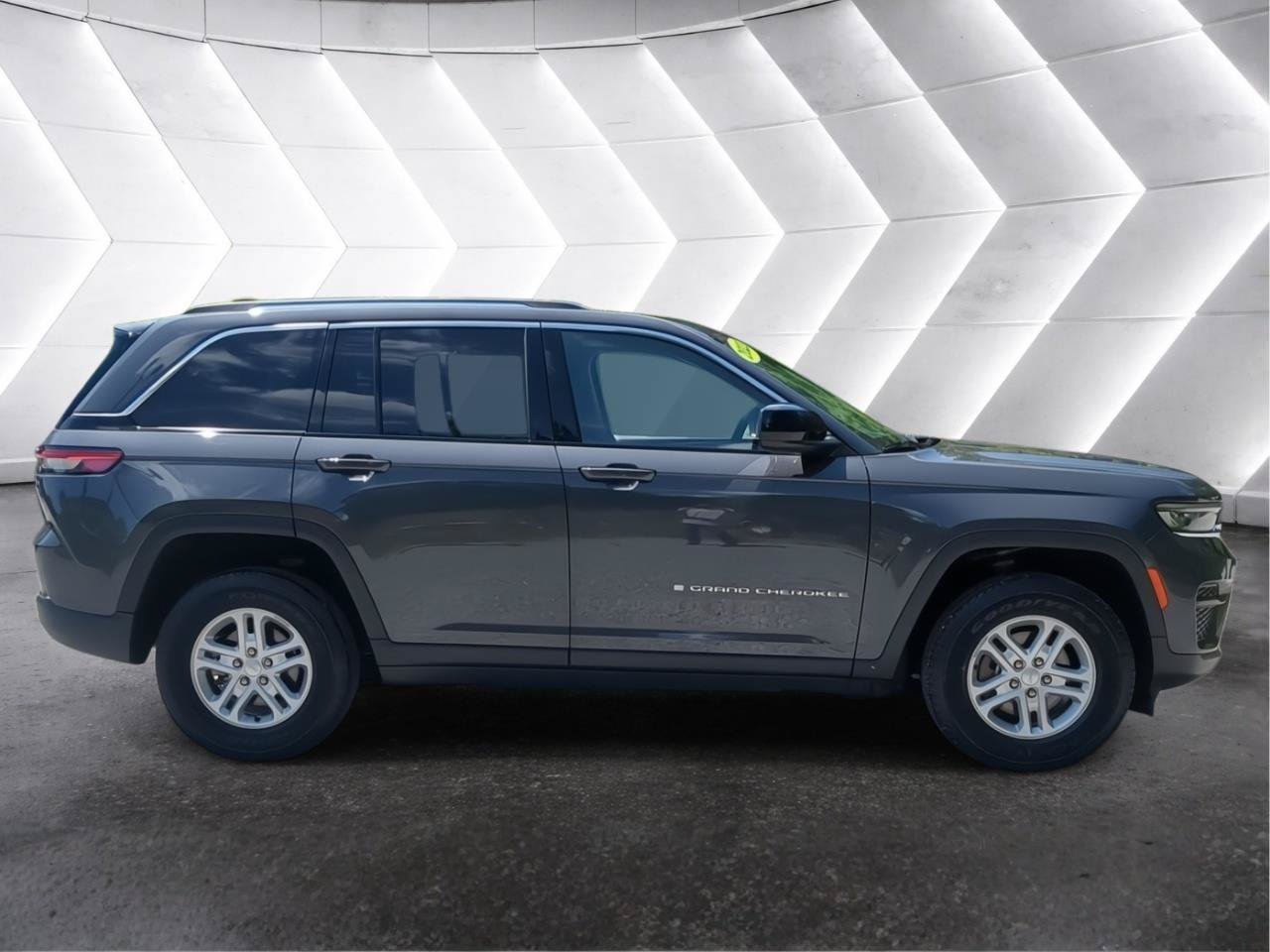 Used 2023 Jeep Grand Cherokee Laredo AWD/4WD image 2